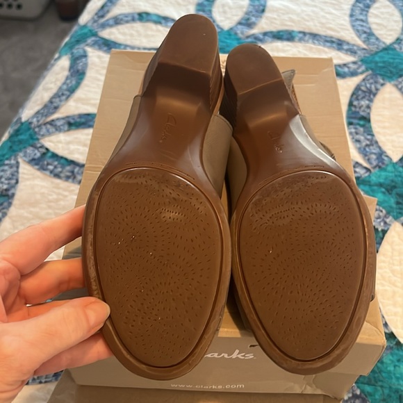 Clark’s Sandals sz 10 like new - color is “sage” - Picture 8 of 9